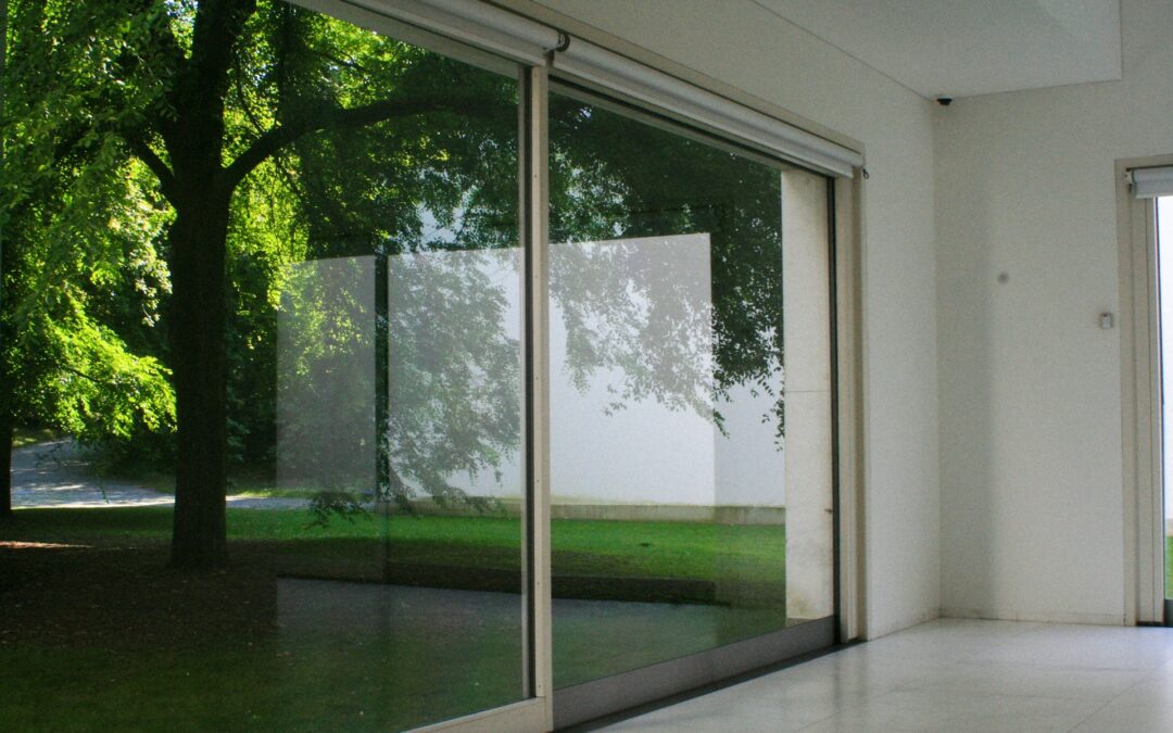 Roller Shades vs Roman Shades: Which Style Fits a Boca Raton Home?